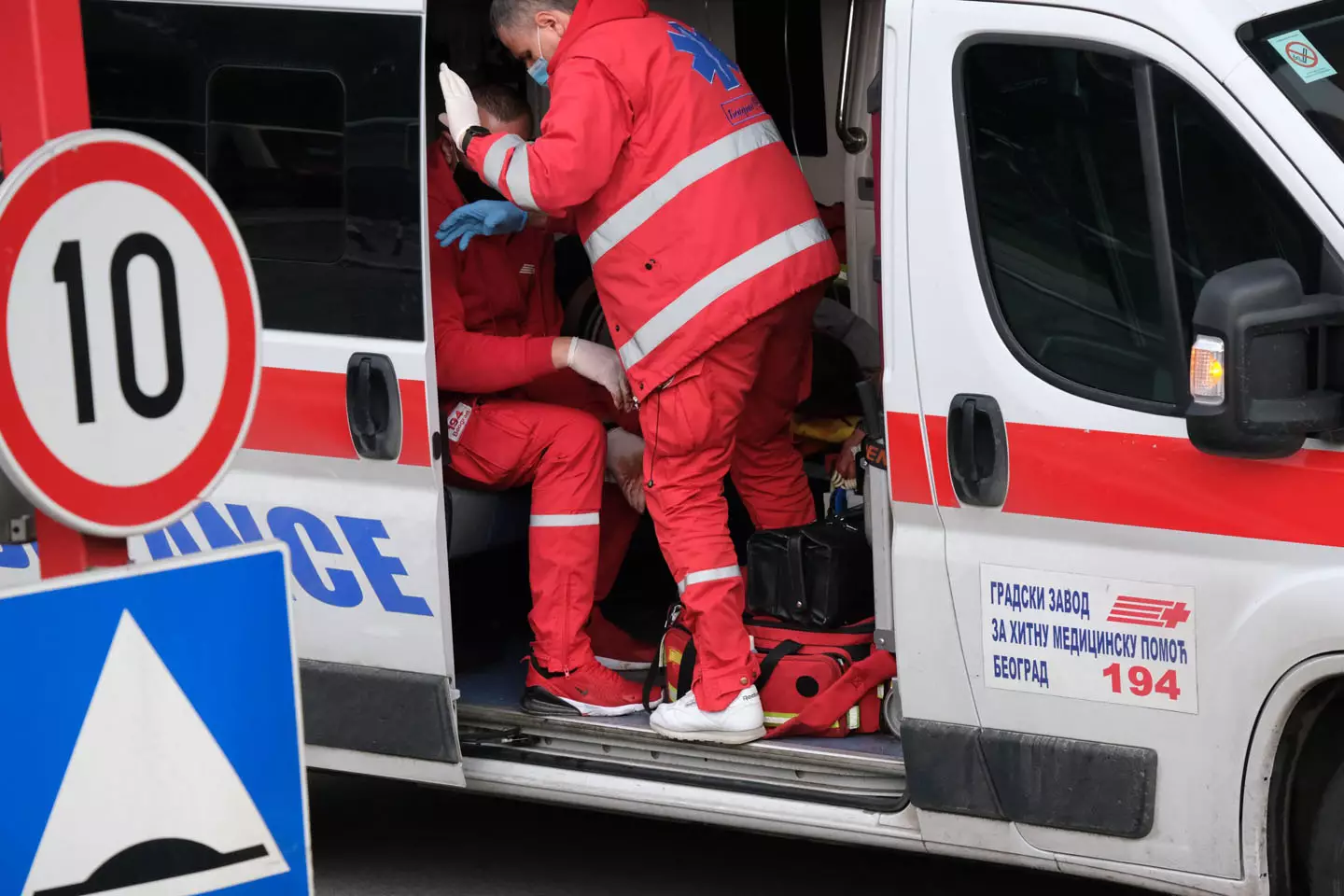 Hitna pomoc asistira kod saobracajne nesrece